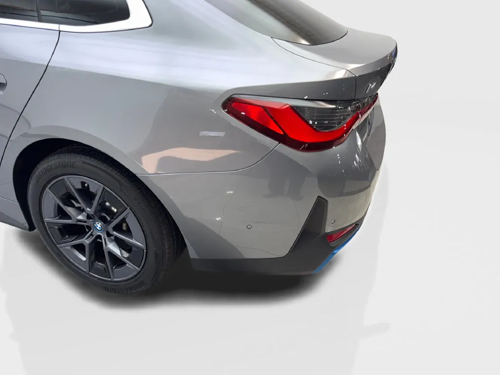 BMW i4 photo 19