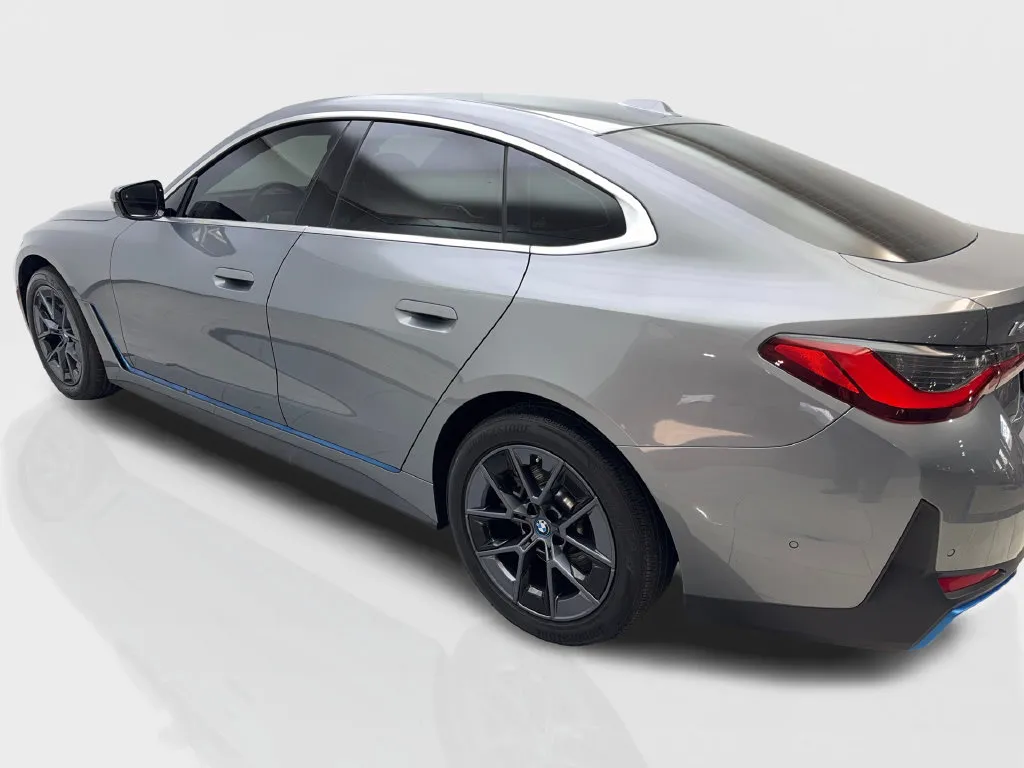 BMW i4 photo 16
