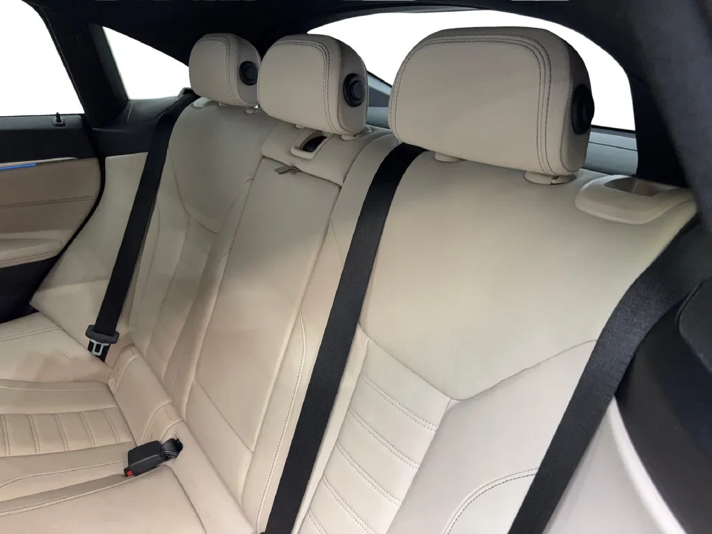 BMW i4 photo 36