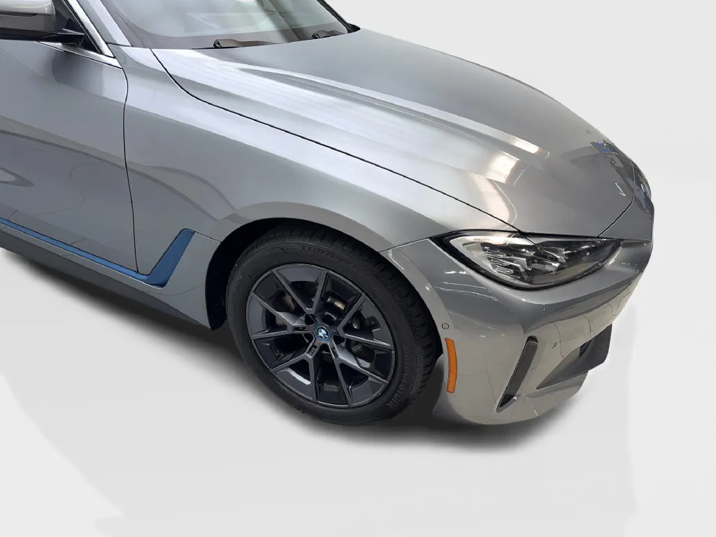 BMW i4 photo 21