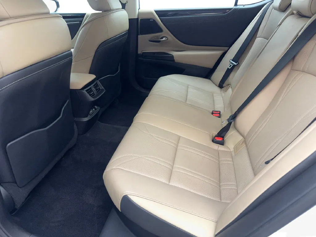 Lexus ES photo 34