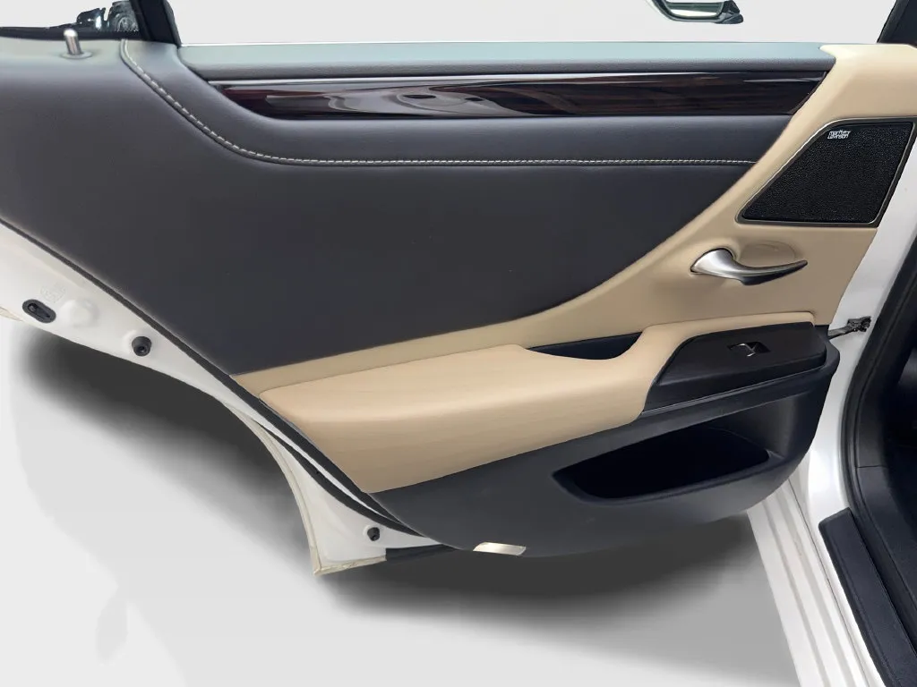 Lexus ES photo 37