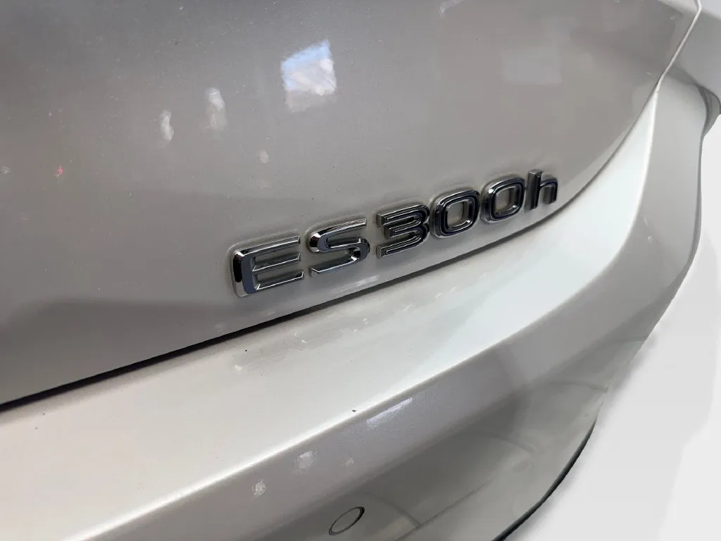 Lexus ES photo 25