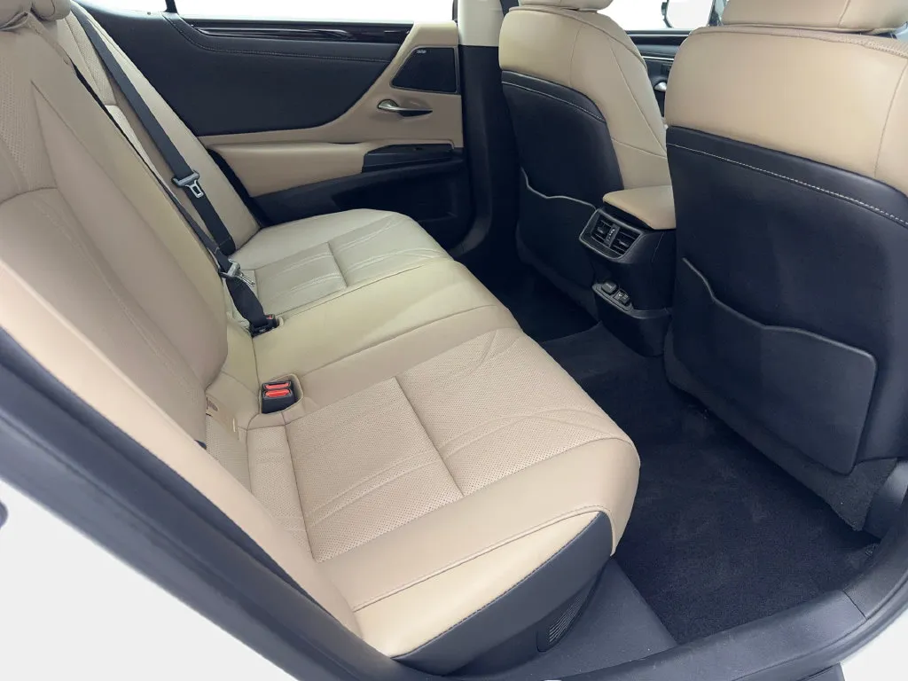 Lexus ES photo 40