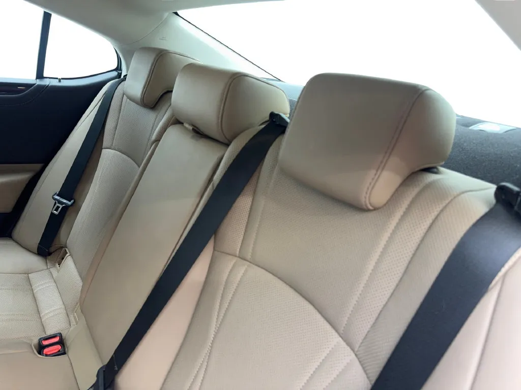 Lexus ES photo 35