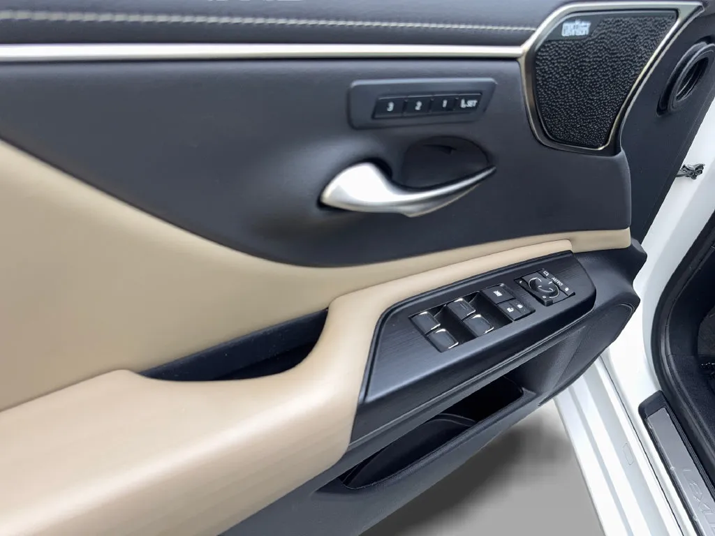 Lexus ES photo 33