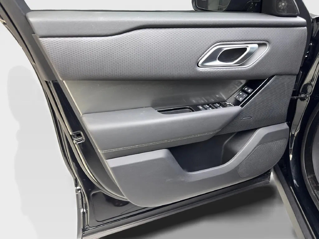 Land Rover Range Rover Velar photo 32