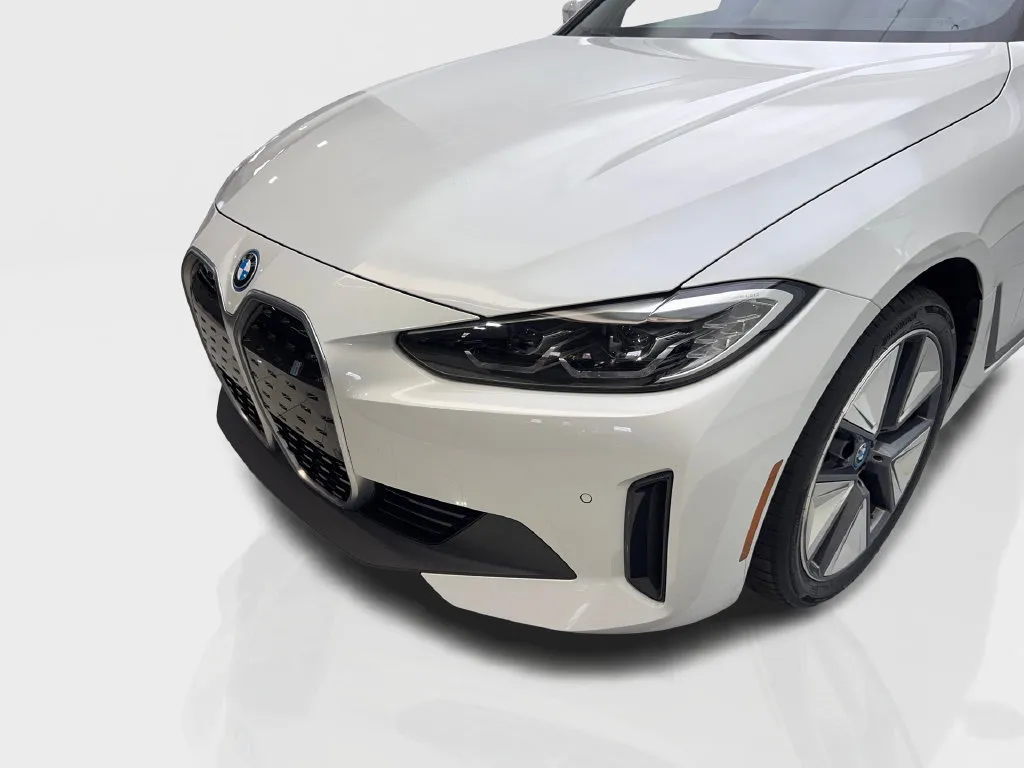 BMW i4 photo 18