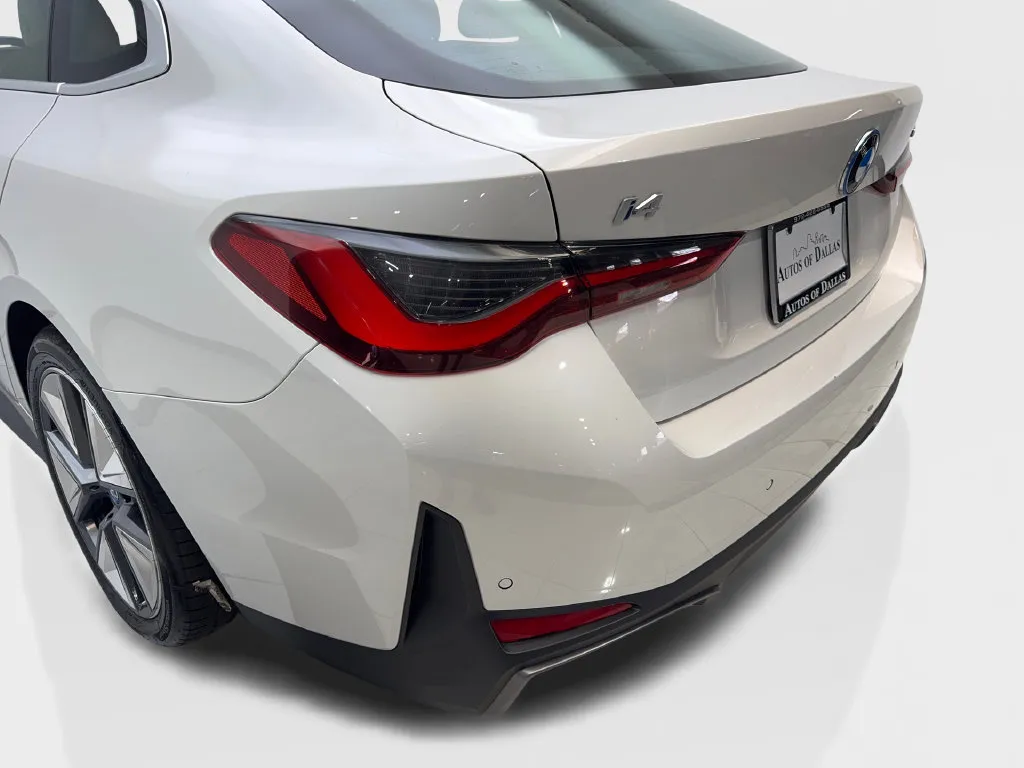 BMW i4 photo 21