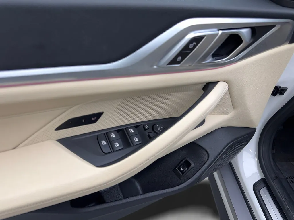 BMW i4 photo 35
