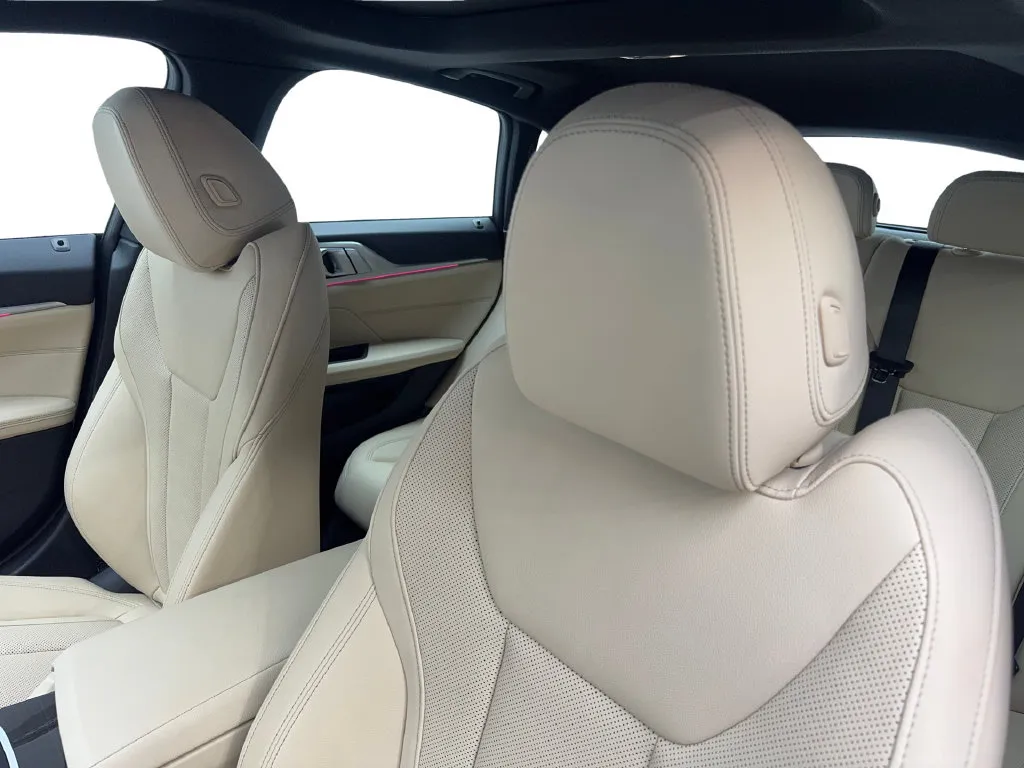 BMW i4 photo 30
