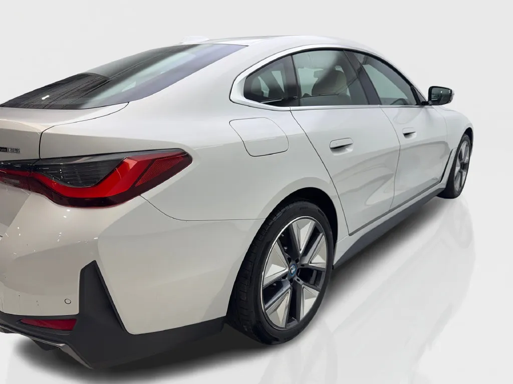 BMW i4 photo 15