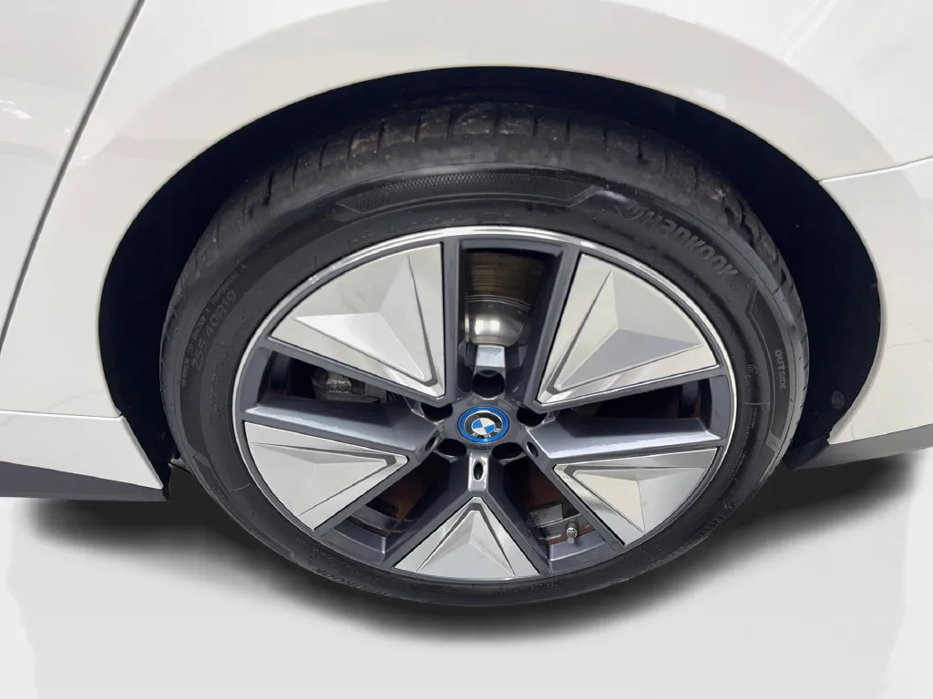 BMW i4 photo 89