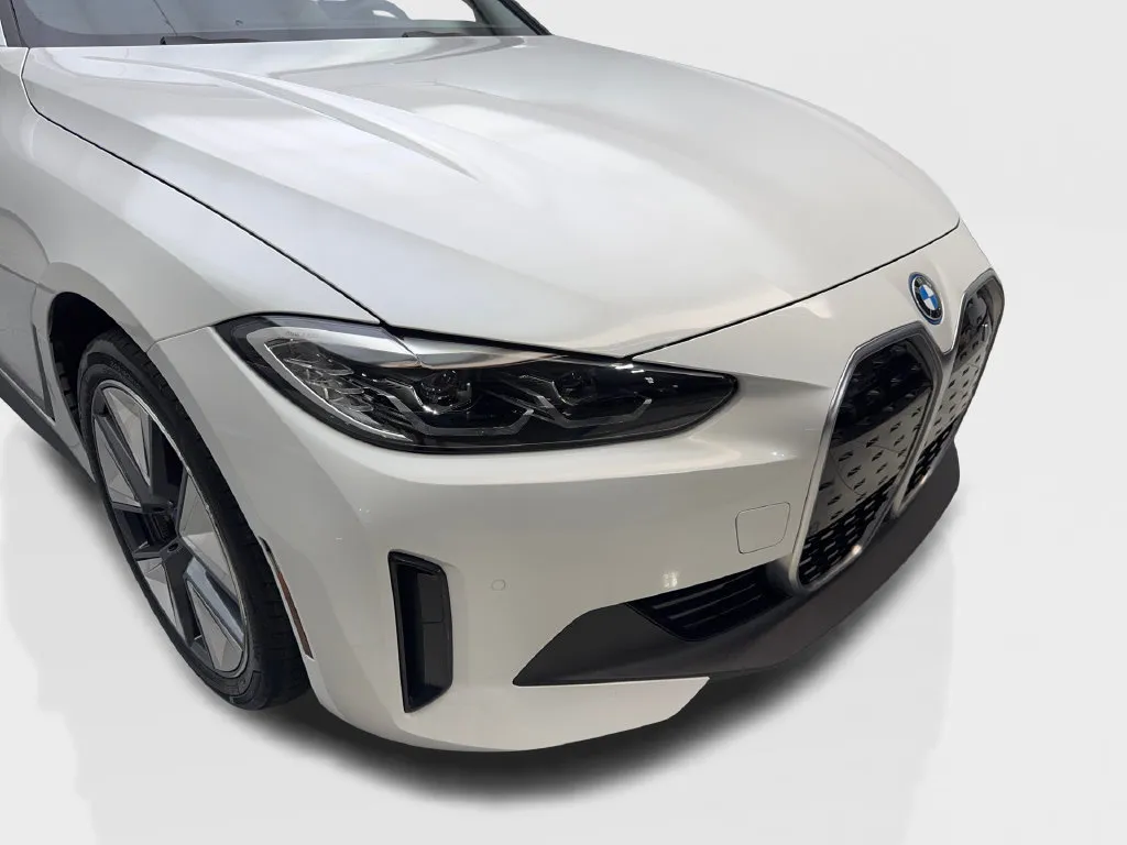 BMW i4 photo 19