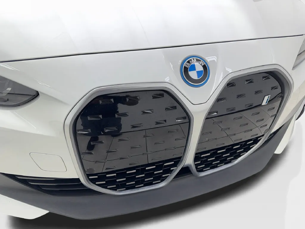 BMW i4 photo 28