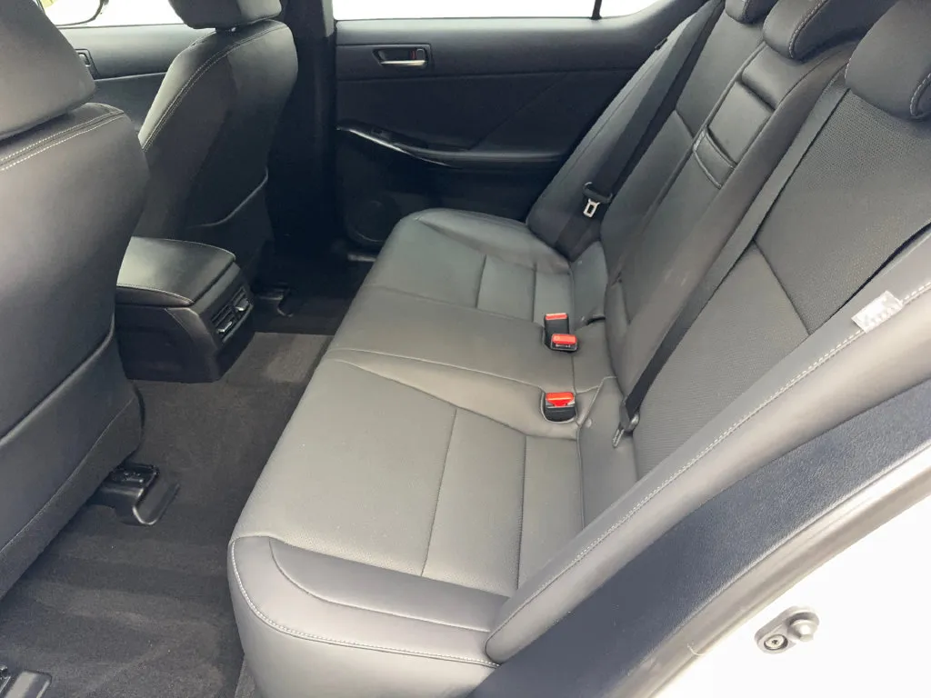 Lexus IS photo 34