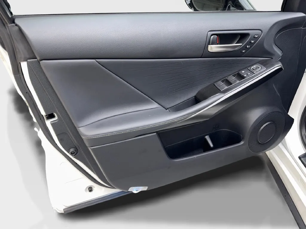 Lexus IS photo 32