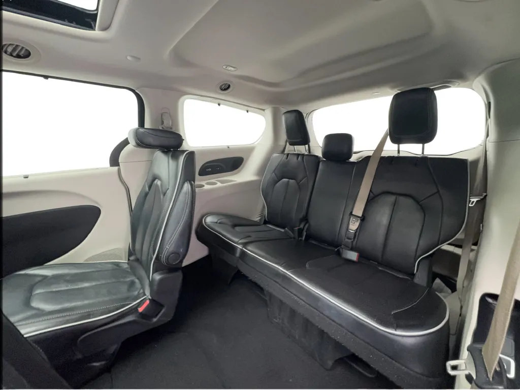 Chrysler Pacifica photo 27