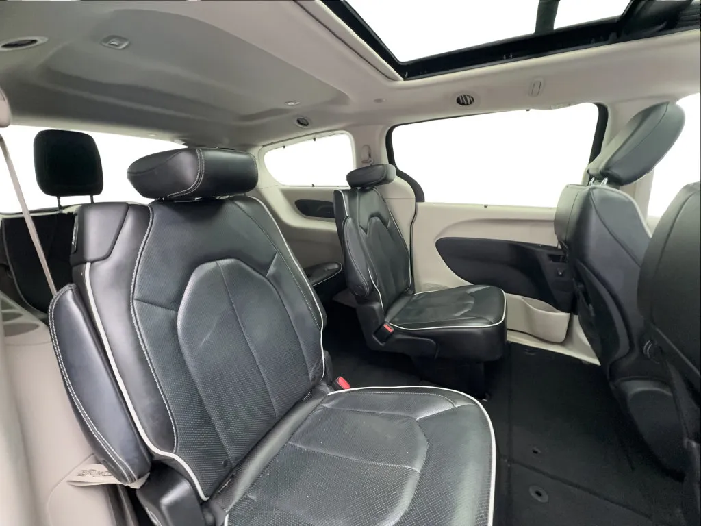 Chrysler Pacifica photo 28
