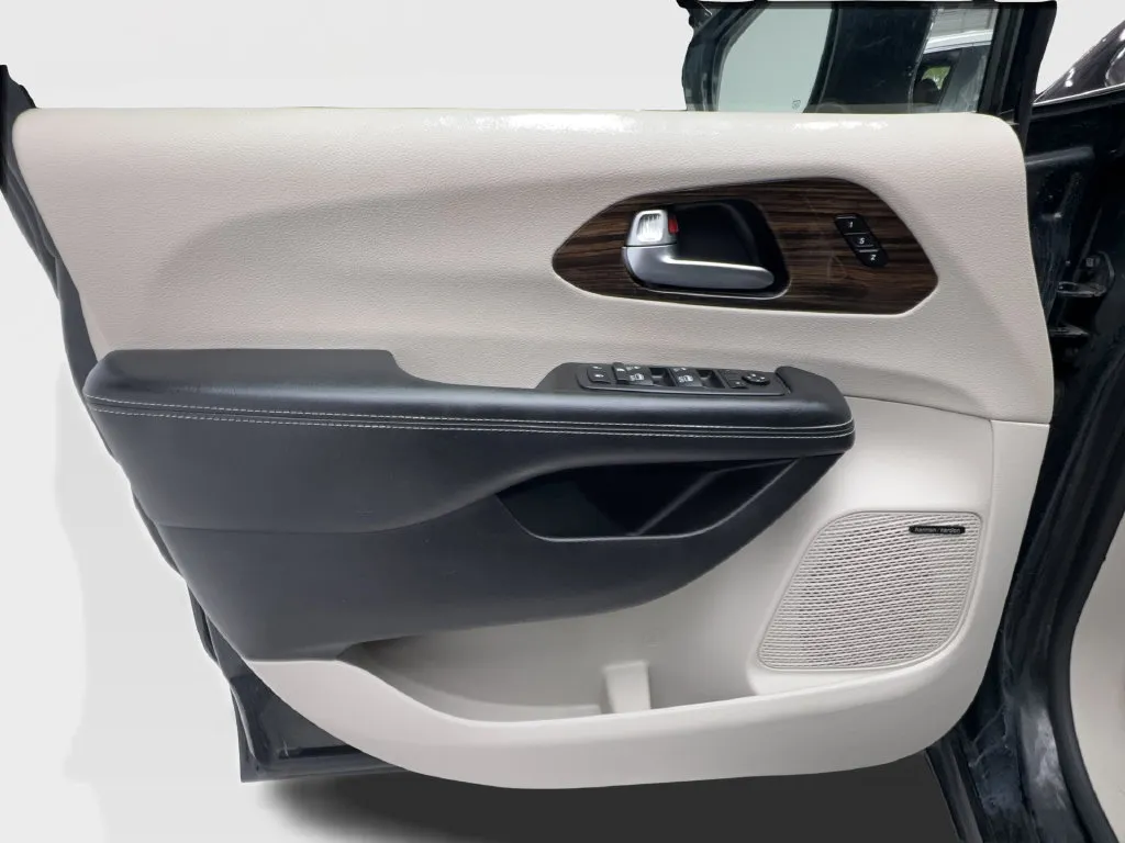 Chrysler Pacifica photo 23