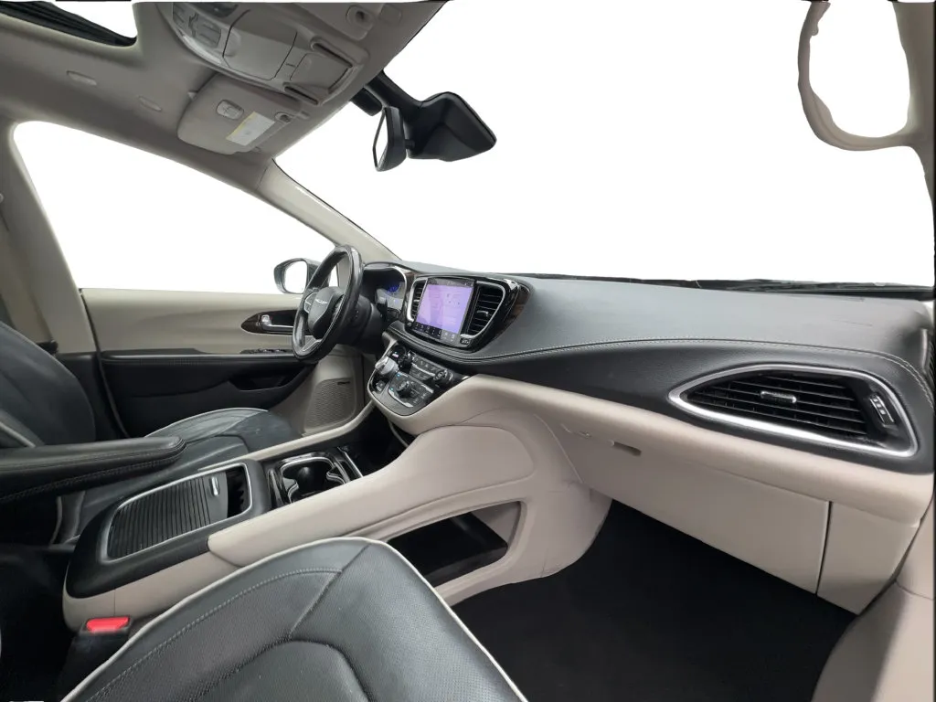 Chrysler Pacifica photo 32