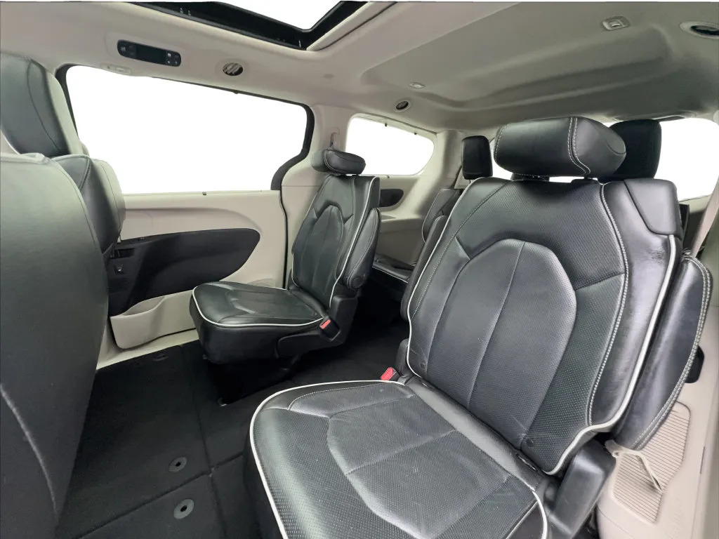 Chrysler Pacifica photo 26