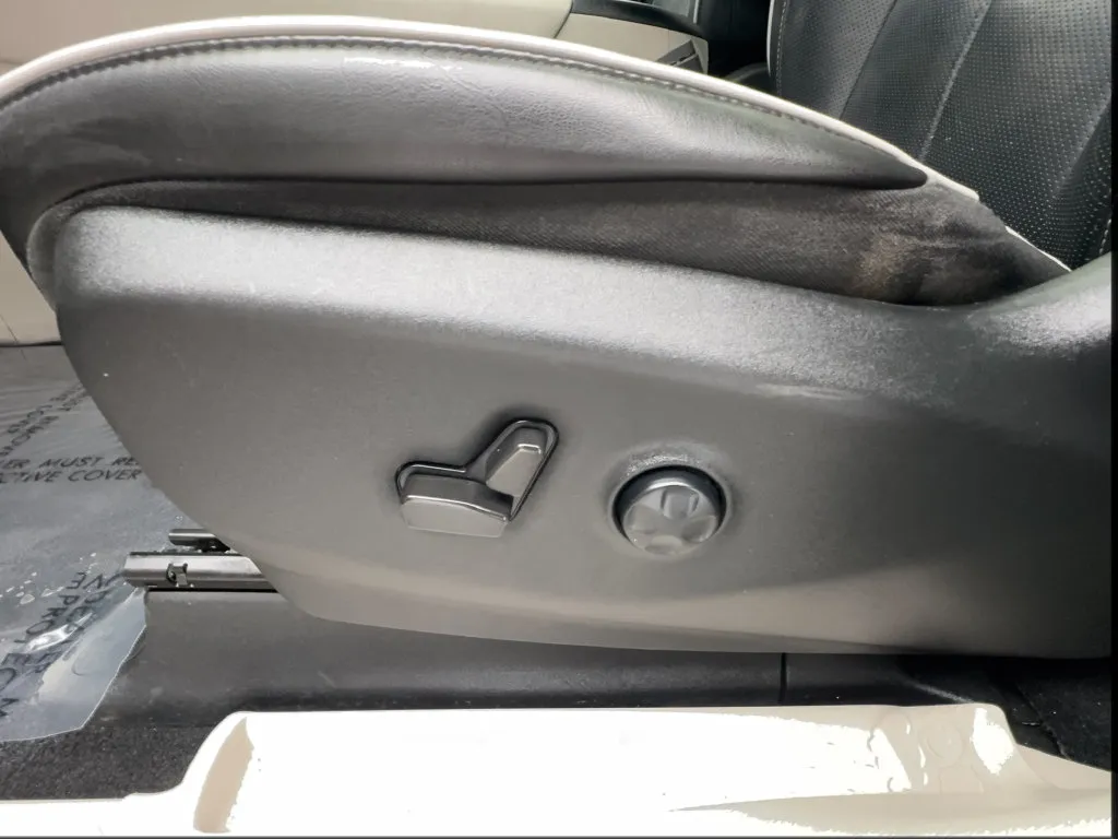 Chrysler Pacifica photo 22