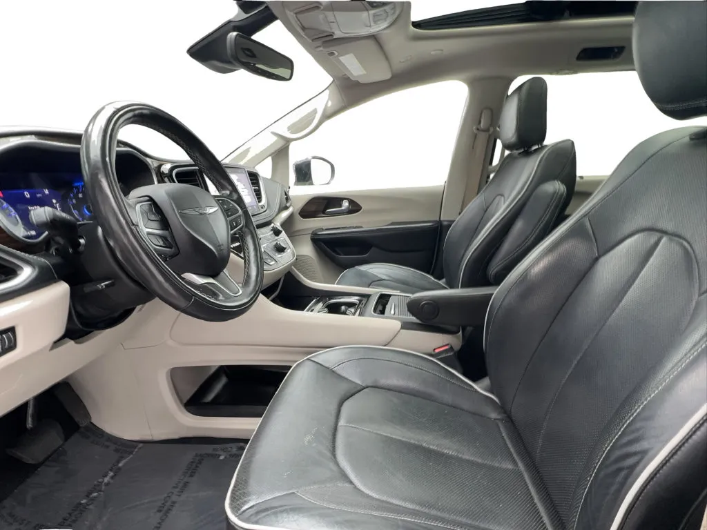 Chrysler Pacifica photo 21