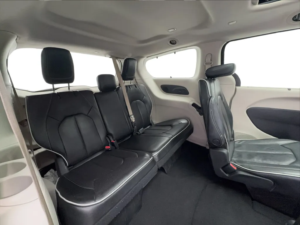 Chrysler Pacifica photo 29