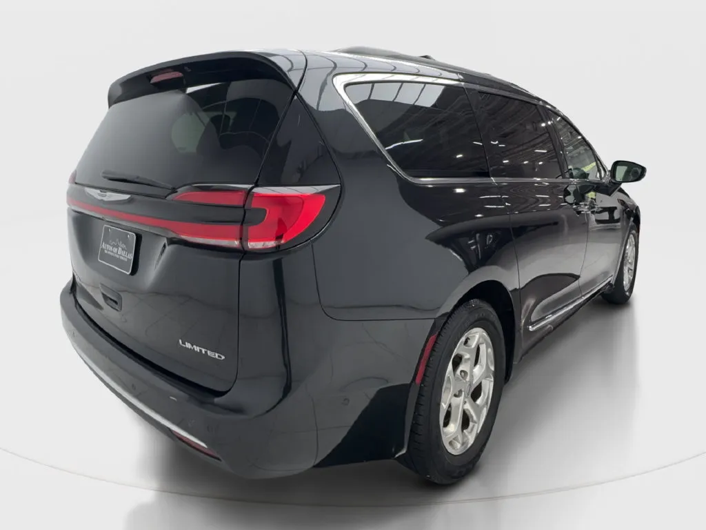 Chrysler Pacifica photo 8