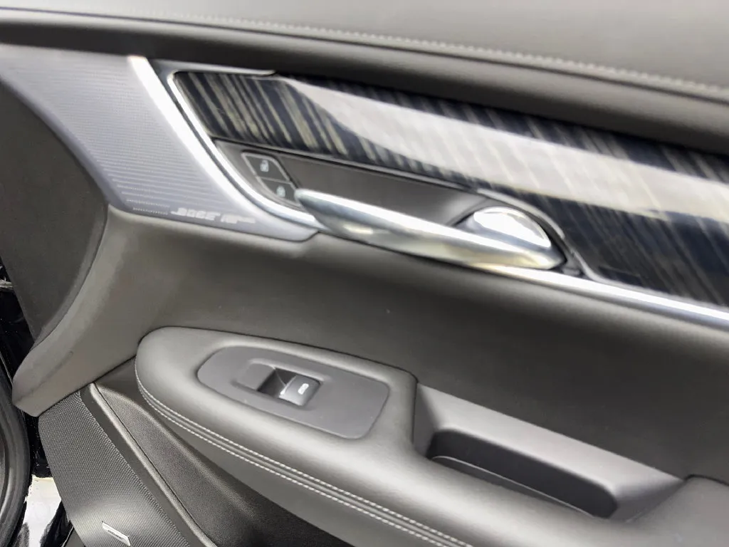 Cadillac XT6 photo 56