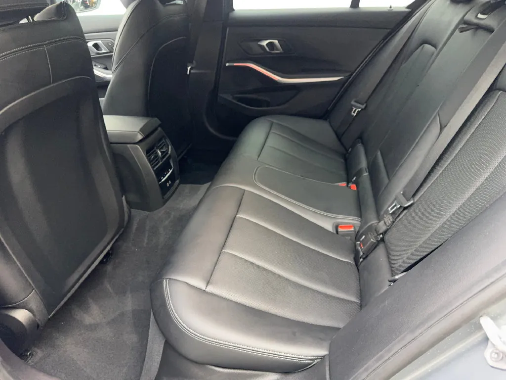 BMW 3 Series photo 35