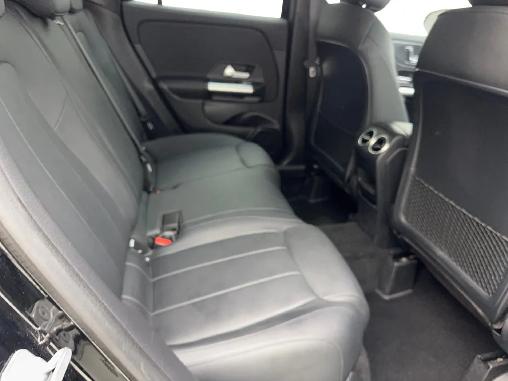 Mercedes-Benz GLA photo 39