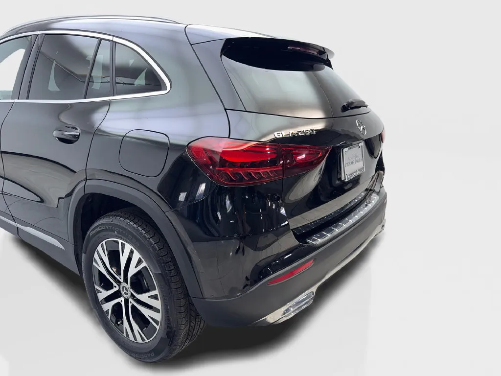 Mercedes-Benz GLA photo 21
