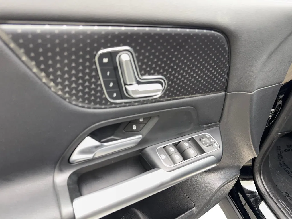 Mercedes-Benz GLA photo 32