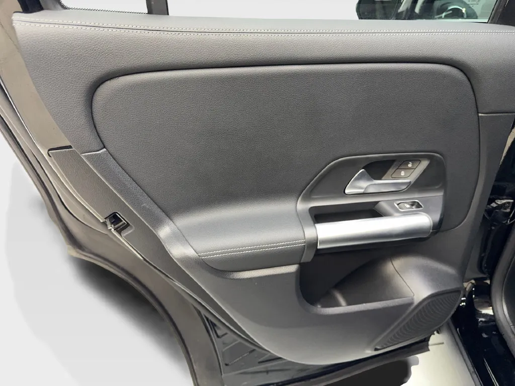 Mercedes-Benz GLA photo 36
