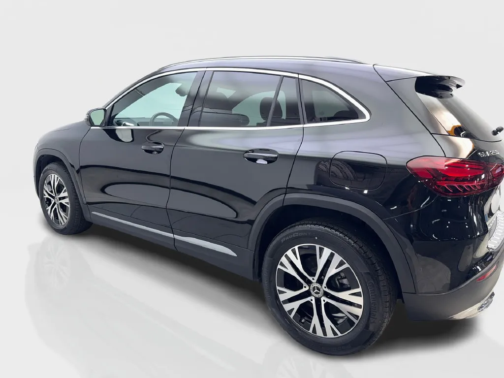 Mercedes-Benz GLA photo 16