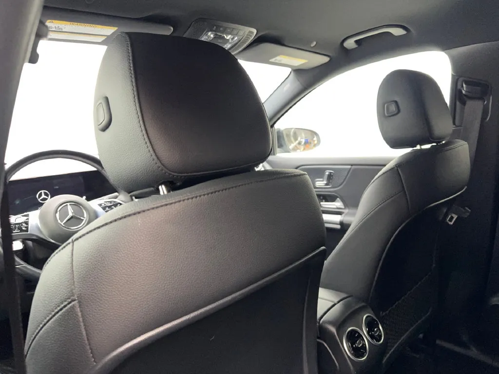 Mercedes-Benz GLA photo 35