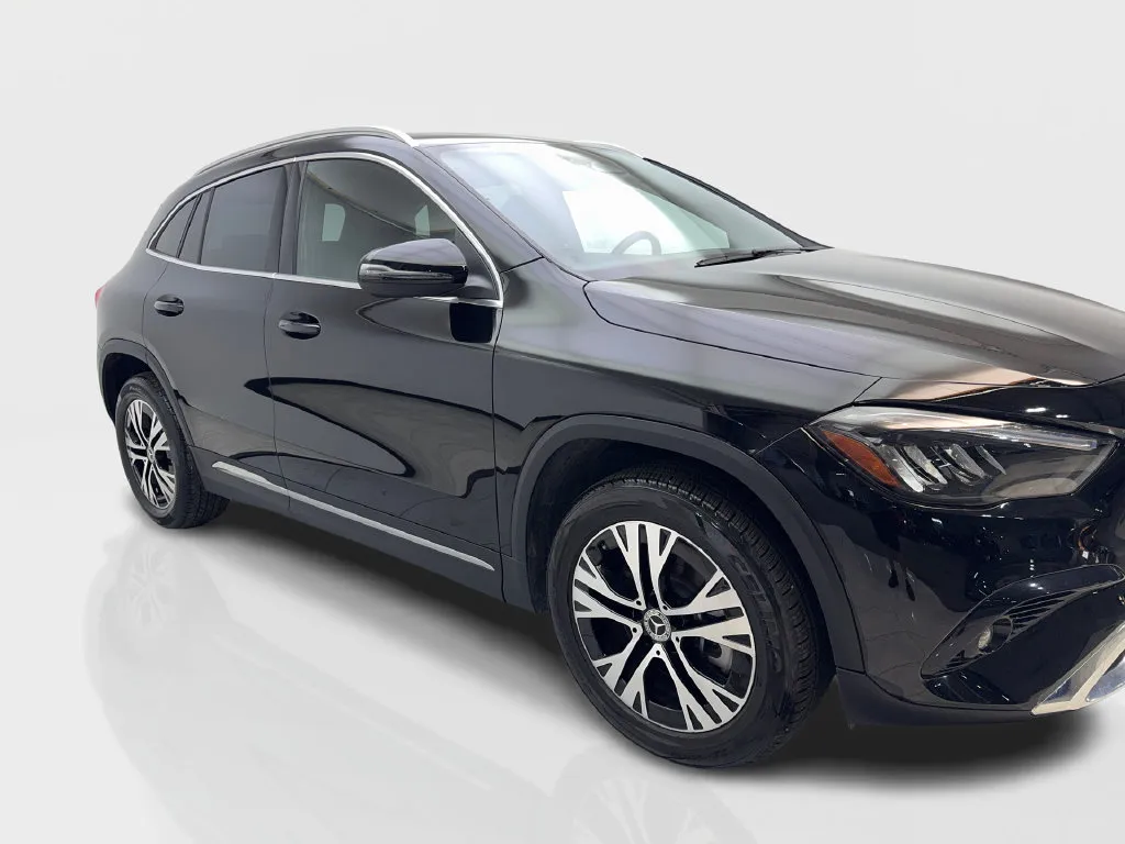 Mercedes-Benz GLA photo 14