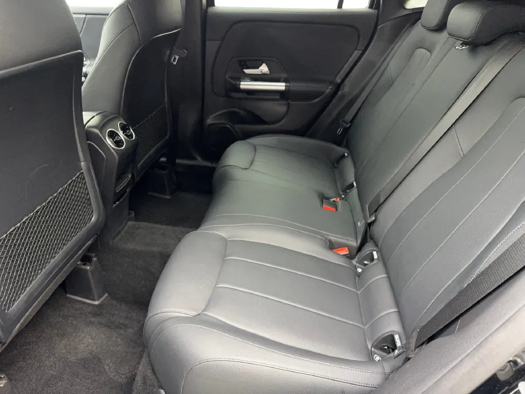 Mercedes-Benz GLA photo 33