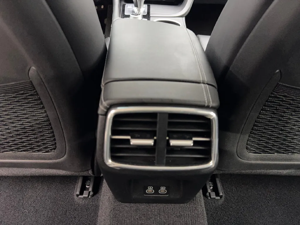Genesis G70 photo 74