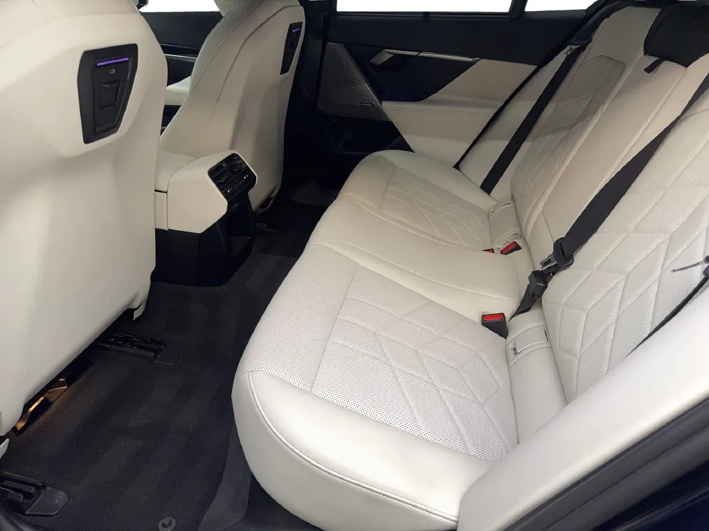 BMW 5 Series photo 35