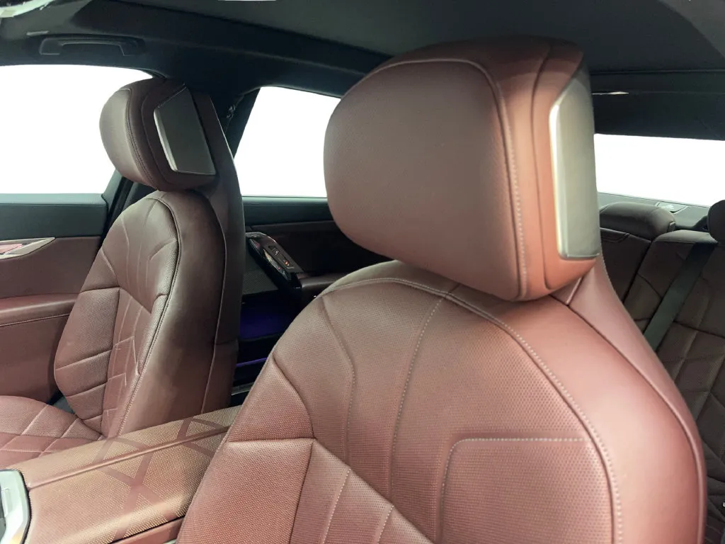 BMW 7 Series photo 29