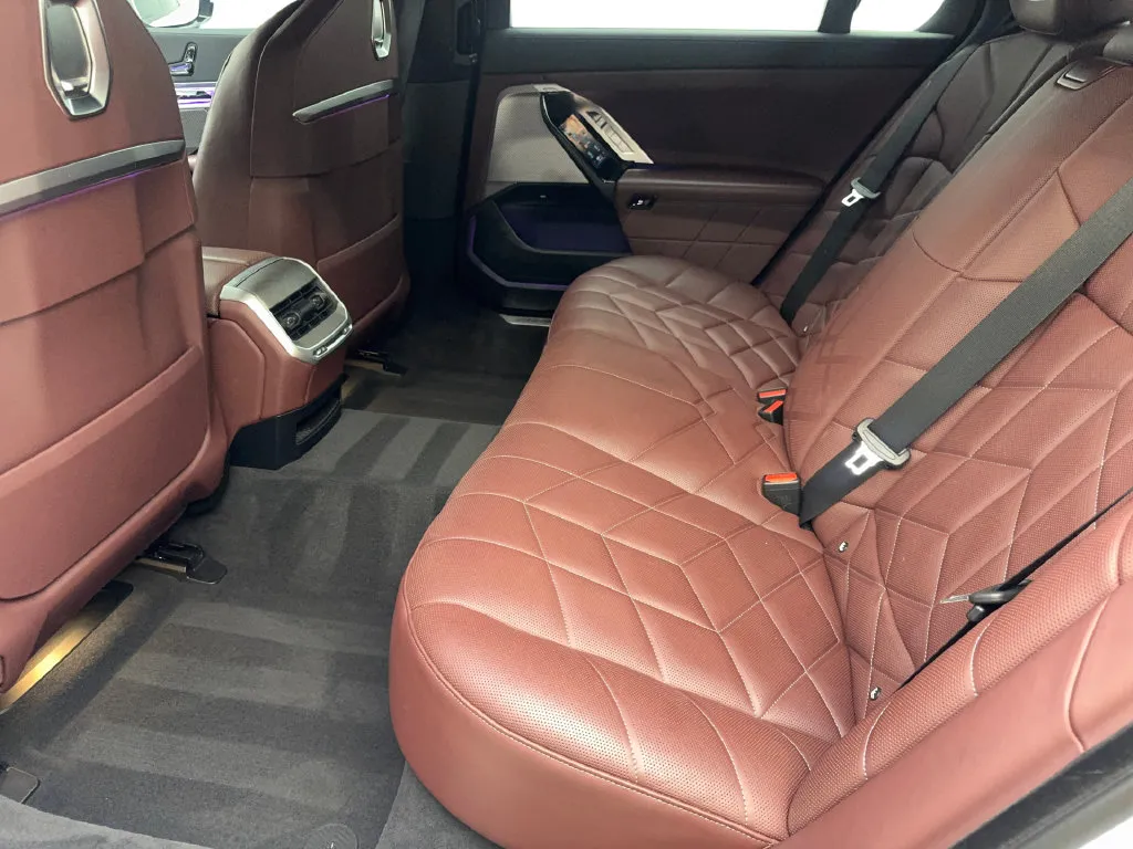 BMW 7 Series photo 34