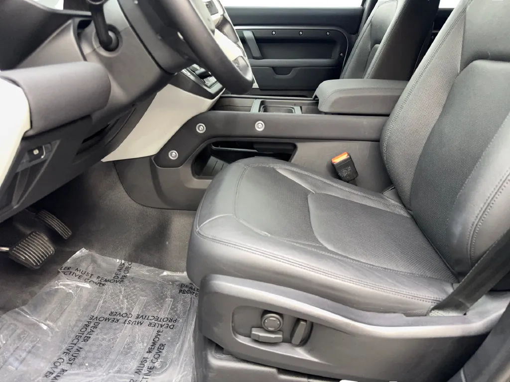 Land Rover Defender photo 28