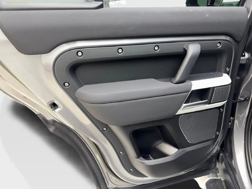 Land Rover Defender photo 39