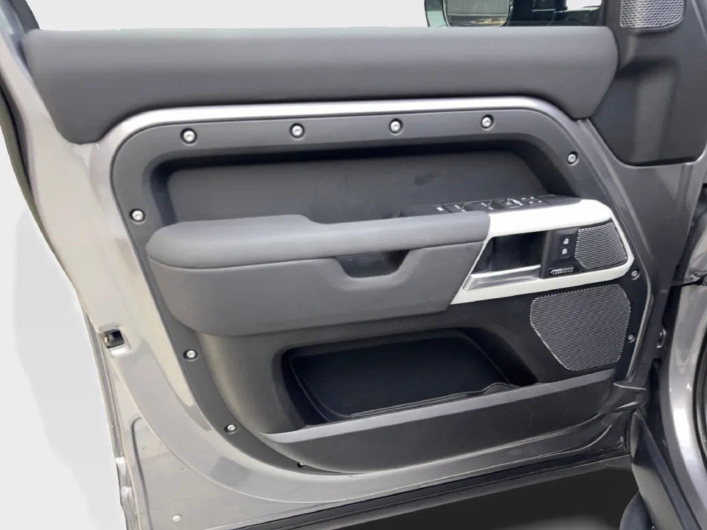 Land Rover Defender photo 33