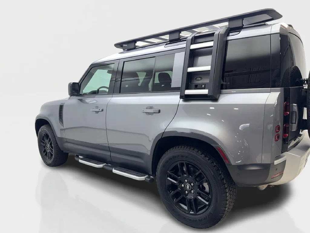 Land Rover Defender photo 16