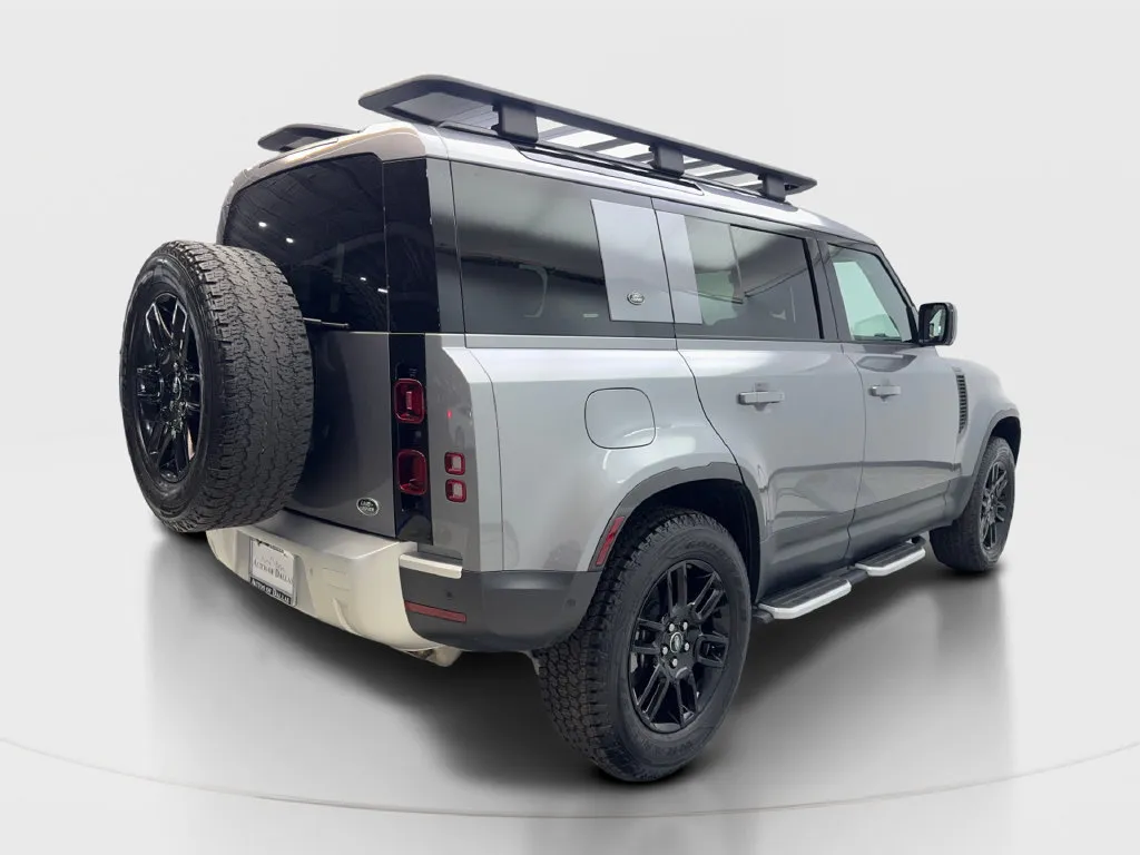 Land Rover Defender photo 7
