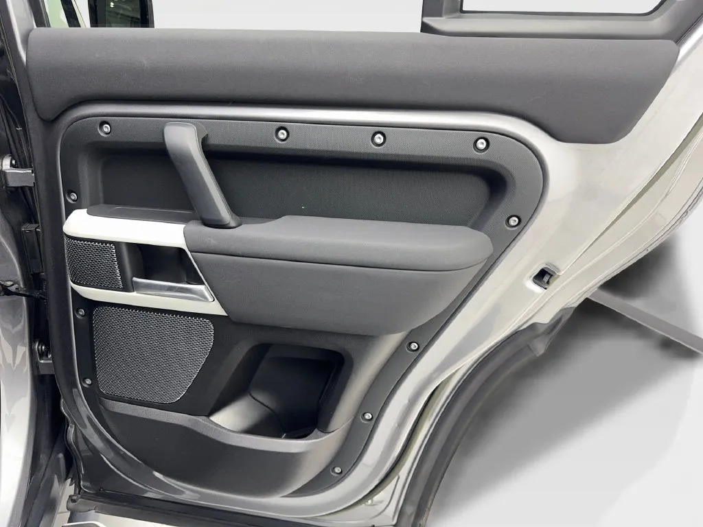 Land Rover Defender photo 44